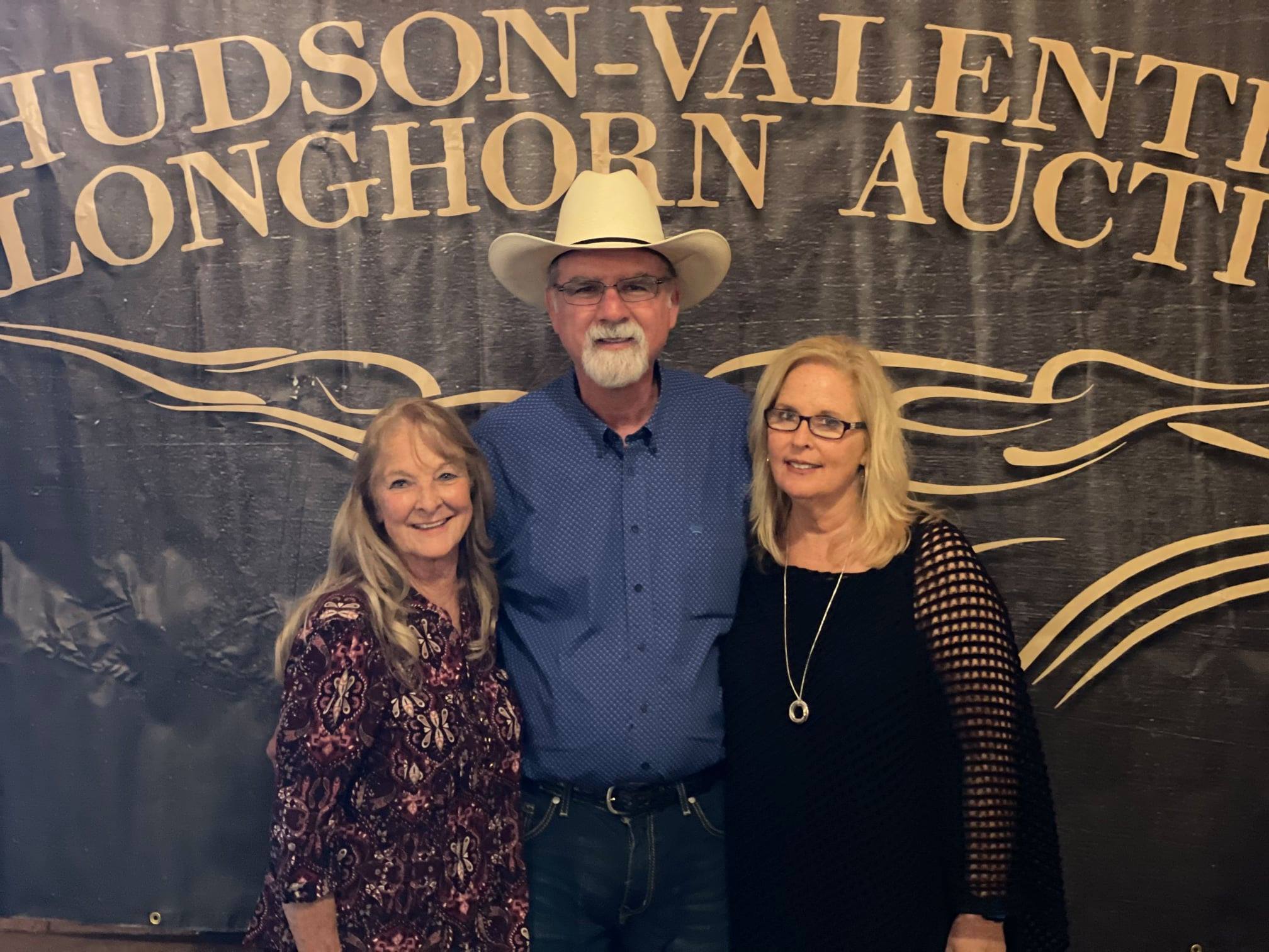 Sale Hosts and Hired Hand customers Lorinda Valentine & Bill and Elizabeth Hudson, Hudson Longhorns