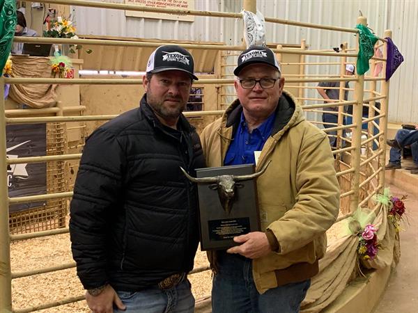 Hired Hand customer, sale host, and the recipient of the Bob Loomis Award, Chris Clark of Circle Double C Ranch with Hired Hand customer and sale host, Bob Loomis of Loomis Ranch.
