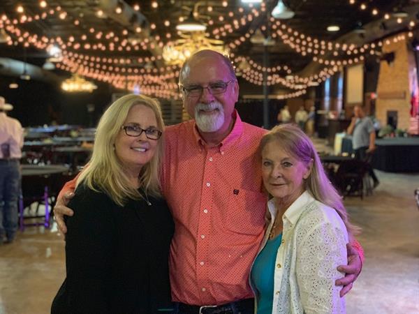 Sale Hosts and Hired Hand customers Elizabeth and Bill Hudson, Hudson Longhorns and Lorinda Valentine, Panther Creek Ranch